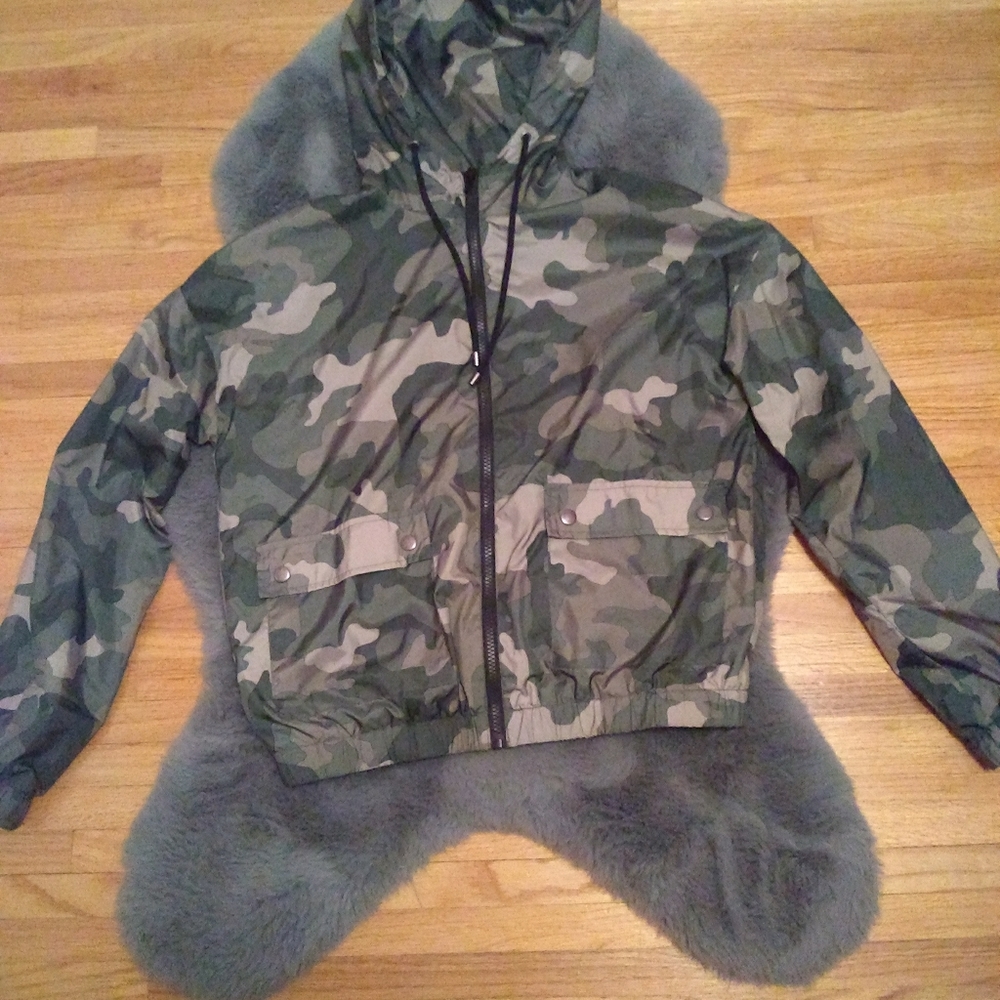 Women's camo lined wind breaker